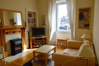 Central and Homely One Bedroom Flat - image 10